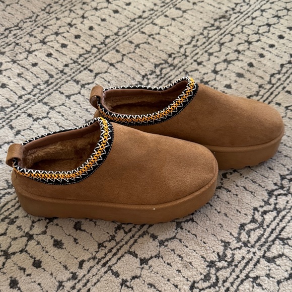 SHEIN Brown Slippers with Stylish Trim - Picture 3 of 4